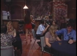 Мужик трахнул девку в жопу у барной стойки