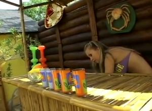 Мужики трахают сучку в анал на отдыхе