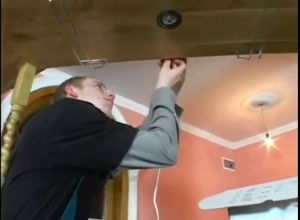 Мамочка дает в анал строителю