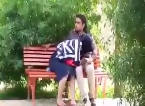Арабка делает минет в парке