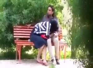 Арабка делает минет в парке