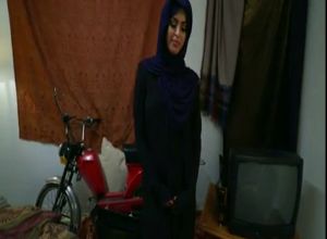 Порно с арабкой в хиджабе под музыку. Минет и секс