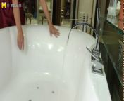 Зрелая женщина работает пальцами в ванной