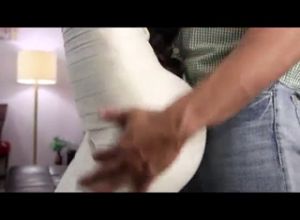 Возбужденная женщина с большими сиськами и жопой
