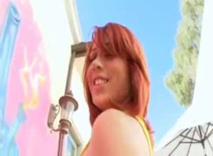 Девка с большими сиськами прется от анала