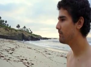 Моет большую жопу в душе