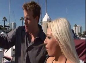 Трахает в большой зад на лодке