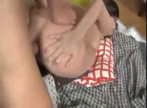 Рвет большую жопу малолетки