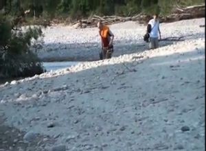Рыжая мастурбирует на людях