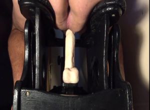 Скачет на секс станке