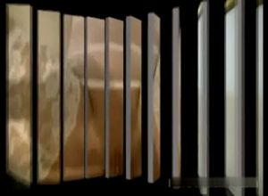 Блондинку трахает рукой и в зад и в писю