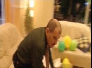 Мужики трахают опытную женщину в групповухе