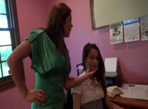 Грудастая мамочка ублажила свою малолетнюю дочь