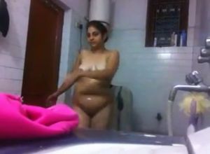 Полная индианка в ванной