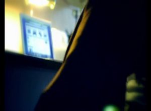 Послушная подчиненная сосет член босса стоя на коленях