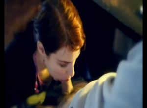 Послушная подчиненная сосет член босса стоя на коленях