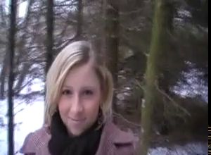 Красивая девка сосет на снегу