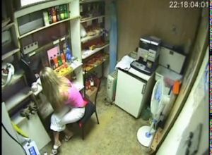 Скрытая камера на работе у красивой малышки