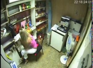 Скрытая камера на работе у красивой малышки
