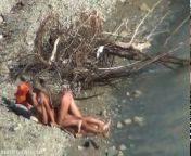 Парочка занимается сексом на каменистом берегу у моря