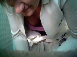 Подсмотрел за писающей леди