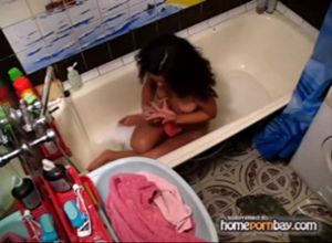 Скрытая камера в ванной.Брат снял сестру как она мастурбирует