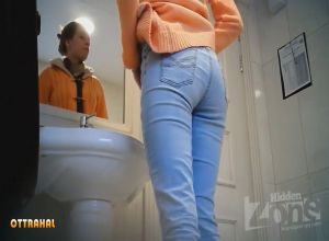 Скрытая камера в туалете института, девушка писает