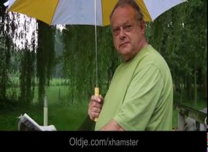 Молодая школьница обучается сексу с пузатым дядькой видео скачать