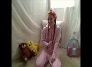 Соло мастурбация молоденькой девочки