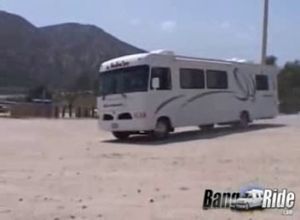 Две сексуалныие телочки с дикого запада со скуки трахаются в заезйем сексомобиле