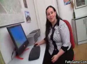 Пухленкая менедйер трахается с клиентом  в офисе