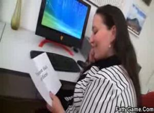Пухленкая менедйер трахается с клиентом  в офисе