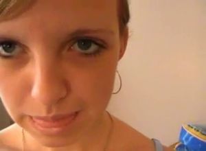 Русская девка ест сперму