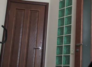 Подглядел как девочка писяет и трахнул ее.Русское