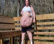 Пузатая свинья показывает танец живота.