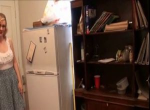 Дедушка воспитывает молодую девушку