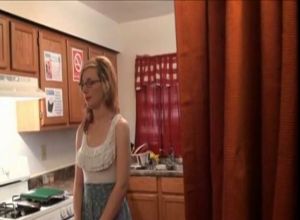 Дедушка воспитывает молодую девушку