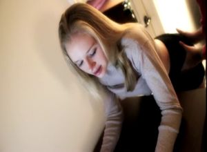 Лупит красивую блондинку по ягодицам