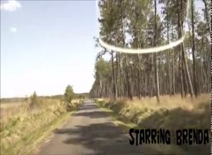 Зрелая толстуха мастурбирует в машине