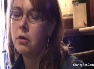 Порно снял старуху и трахнул раком