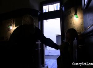 Порно снял старуху и трахнул раком