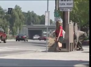 Групповуха в машине на ходу