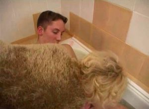 Мама совратила сына в ванной. Русский инцест