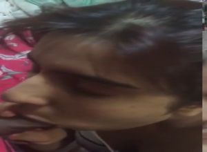 Стеснительная индианка впервые сосет пенис