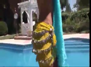 Индийскую стройную шлюшку глубоко трахают в анус