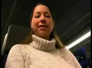 Жена глотает в вагоне поезда немецкое