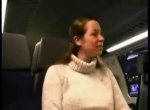 Жена глотает в вагоне поезда немецкое