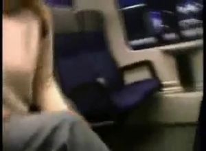 Жена глотает в вагоне поезда немецкое