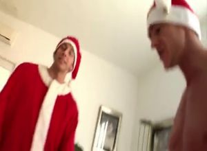 Два Деда Мороза ебут суку