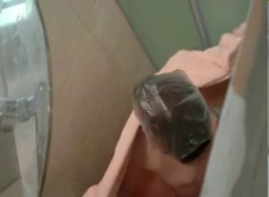 Подглядел за сестрой в душе